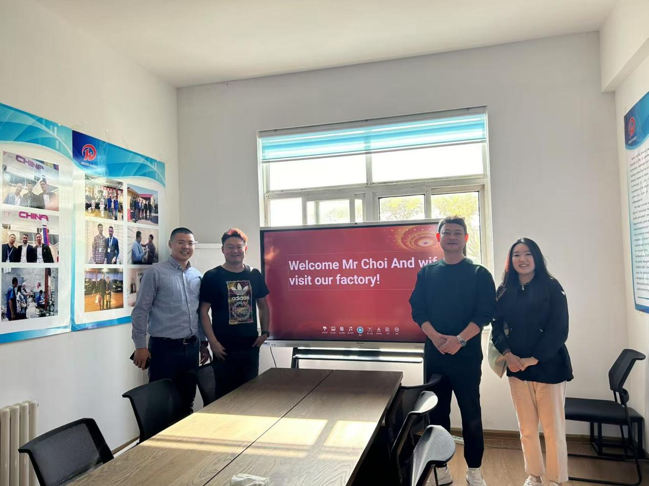 Tugann custaiméirí na Cóiré cuairt ar ár monarcha