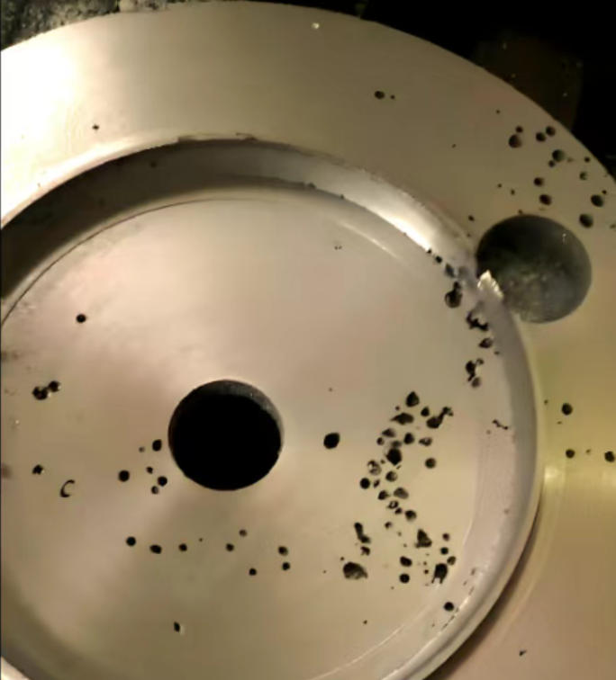 Saintréithe agus bearta coiscthe de phóirseacht fho -chraiceann i gcodanna iarainn theilgthe liath