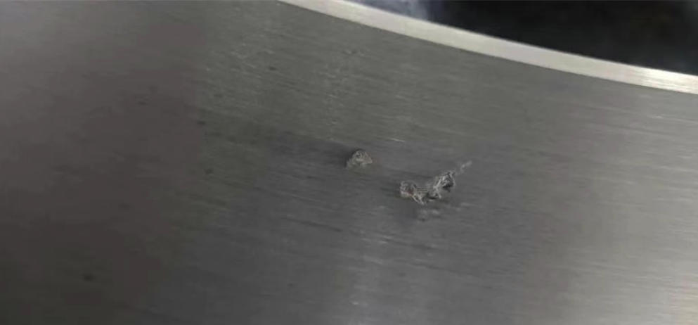 Saintréithe agus bearta coiscthe deascadh pore in iarann teilgthe liath