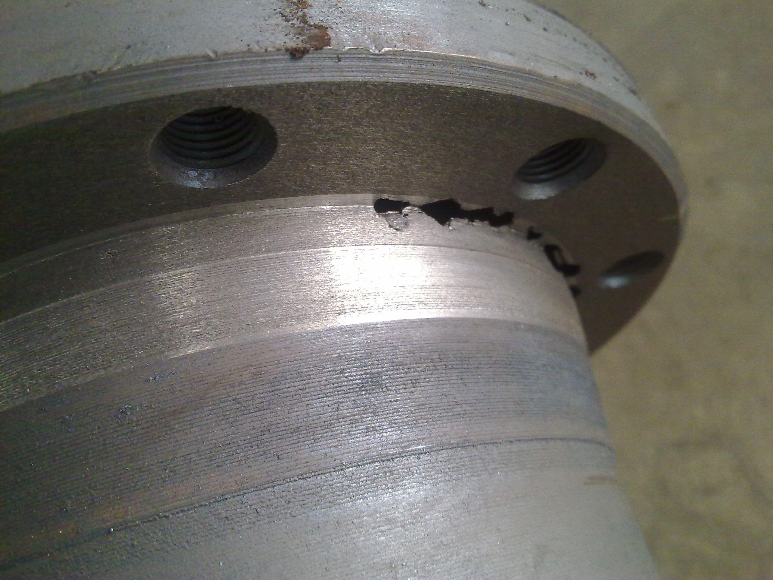 Cad iad na cúiseanna atá le lochtanna crack cruach teilgthe?