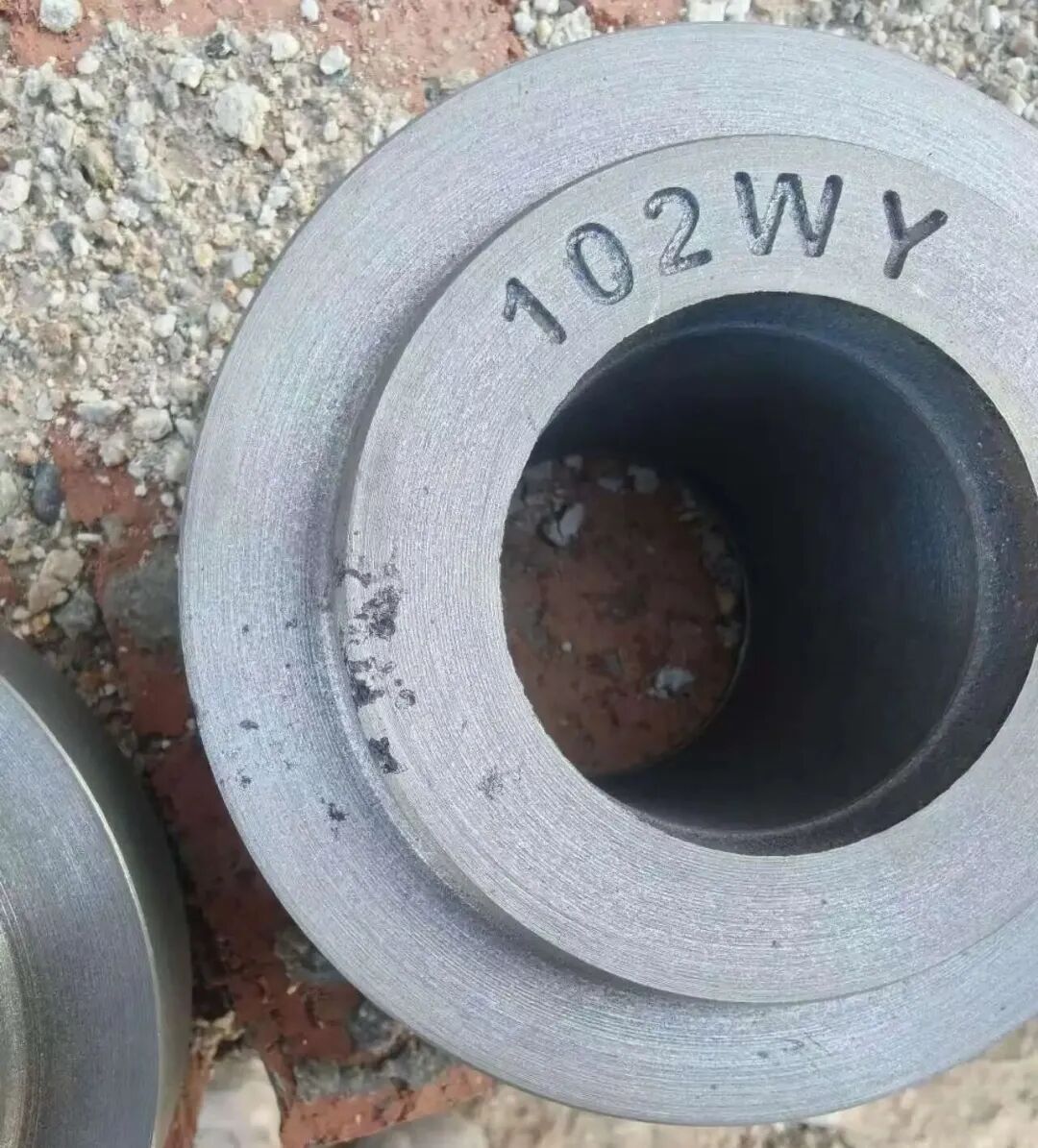 Cad iad na saintréithe atá ag lochtanna flushing gaineamh i dtáirgeadh páirteanna iarann ​​teilgthe liath ag baint úsáide as gaineamh glas? Cad é an difríocht idir lochtanna súl slaig?