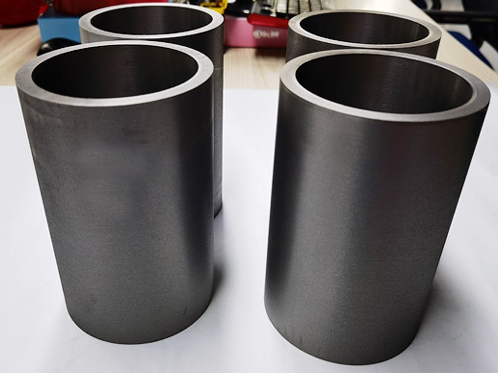 Cad iad na héifeachtaí atá ag sileacain ard nó íseal ar fheidhmíocht próiseála meicniúil iarann ​​teilgthe liath 200?