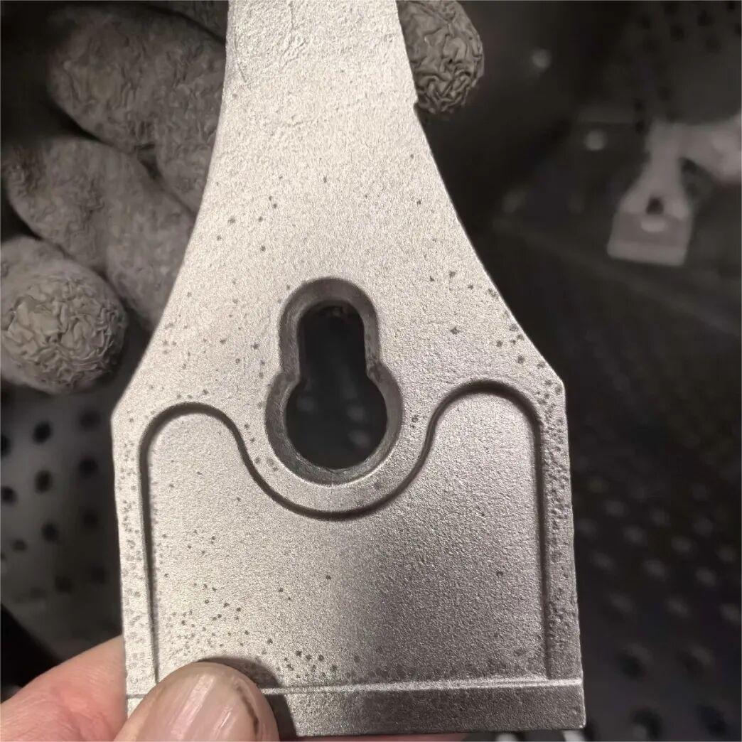 410 páirteanna cruach dhosmálta a tháirgeadh le sol shilice, meáchan 205 gram, le lochtanna spotaí ocsaídiúcháin dromchla: cúiseanna agus réitigh