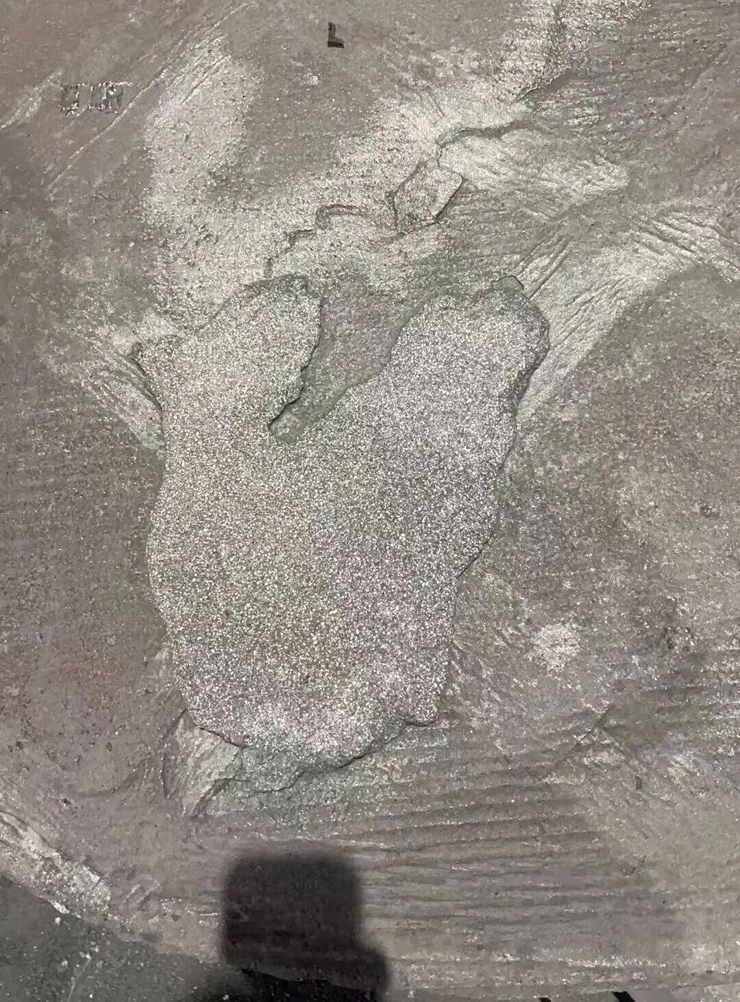 Conas is féidir lochtanna cosúil le pimples gaineamh ar dhromchla barr na gcodanna iarann ​​teilgthe liath a tháirgtear trí réitigh gaineamh roisín a réiteach?